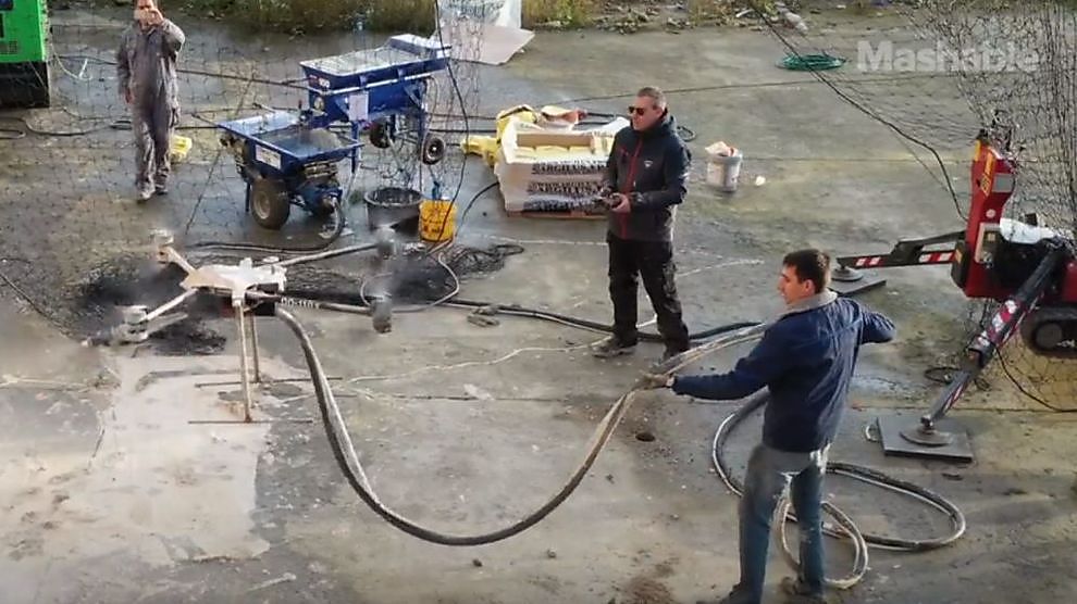 Drone ingezet om gevel te spuiten met leem