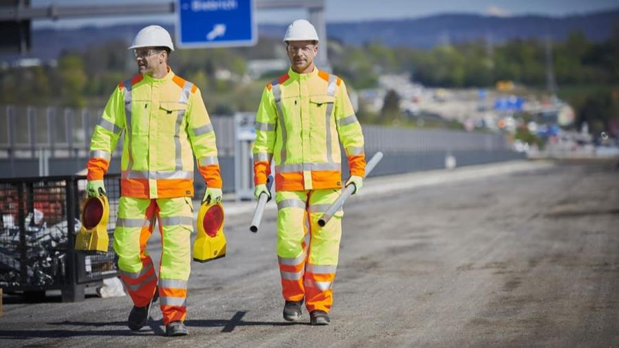 TRAVAILLER EN TOUTE SÉCURITÉ ET EN ÉTANT BIEN VISIBLE AVEC LES VÊTEMENTS DE SIGNALISATION DE MEWA