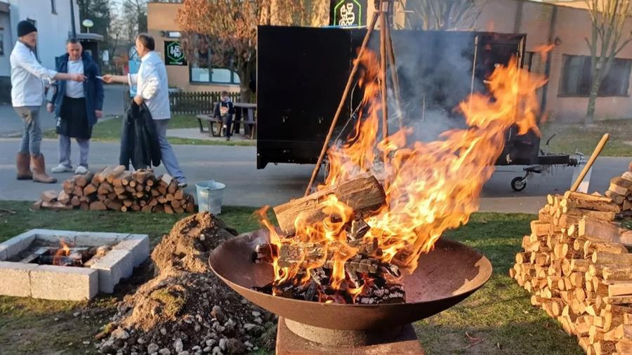 Studenten Ter Groene Poorte ondergedompeld in outdoor cooking