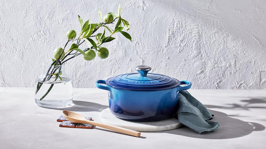 Le Creuset présente Azur : un nouveau bleu intense