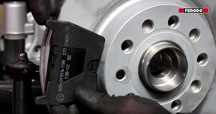 Plaquettes de frein directionnelles