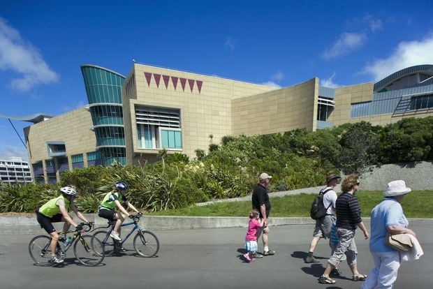 Une ministre écologiste néo-zélandaise se rend à son accouchement à vélo!